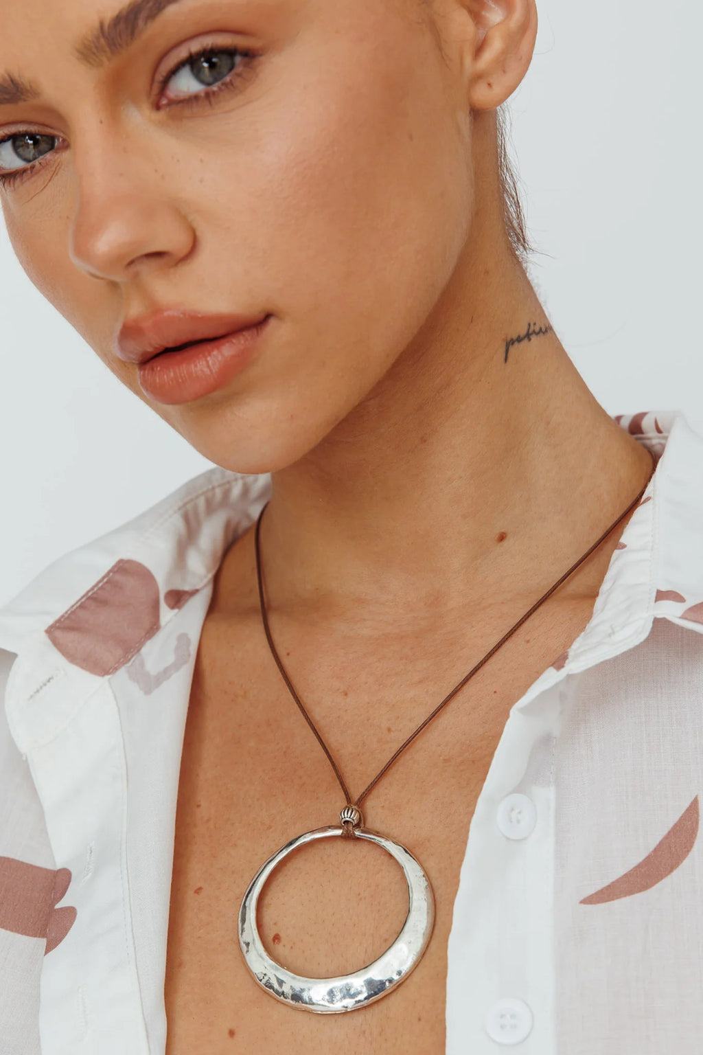 Le Monde Circle Pendant Necklace Silver